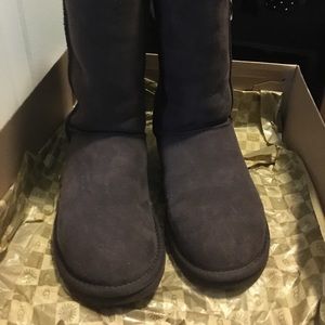 Ugg tall boot. Chocolate. Size 6.